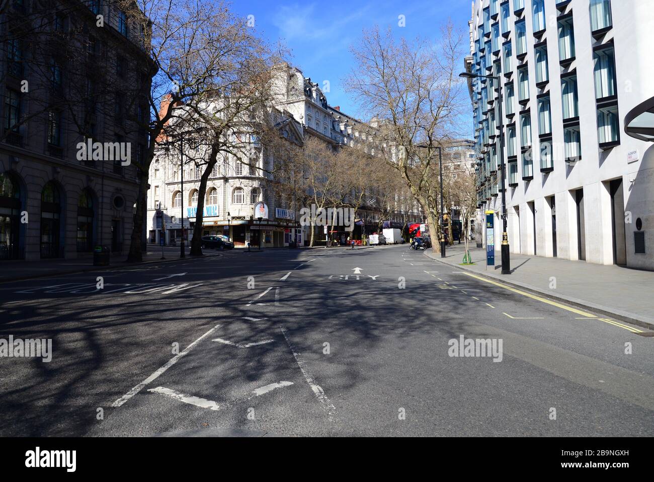 Un Aldwych desierto, Londres el día antes del cierre durante la pandemia de Coronavirus de 2020. Foto de stock