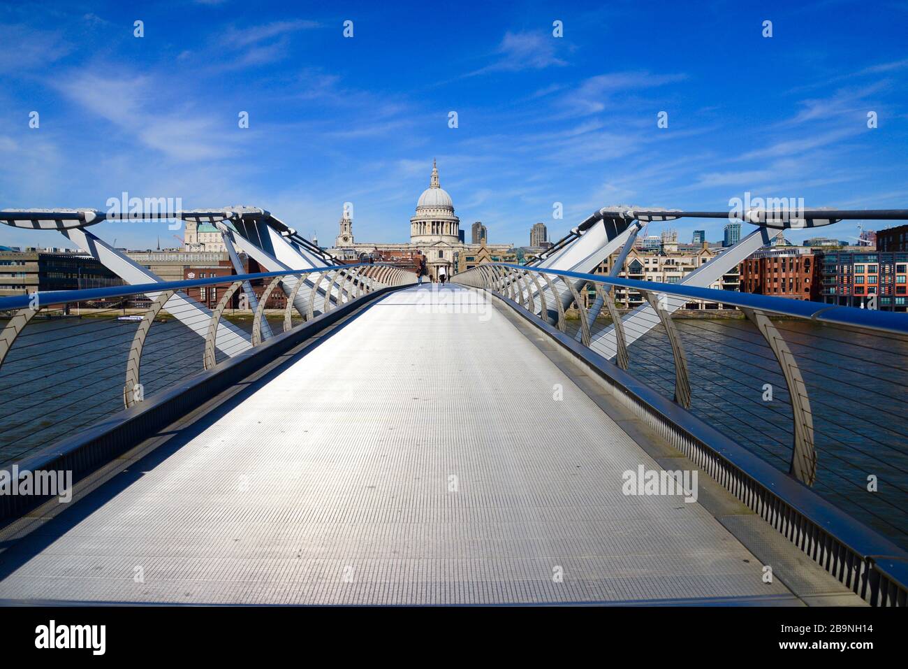 El Puente del Milenio con la Catedral de San Pablo en el fondo, el día antes del cierre de Londres como resultado de la pandemia del Coronavirus de 2020 Foto de stock