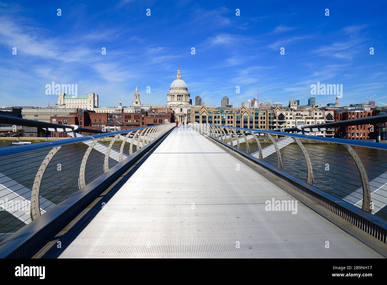 El Puente del Milenio con la Catedral de San Pablo en el fondo, el día antes del cierre de Londres como resultado de la pandemia del Coronavirus de 2020 Foto de stock