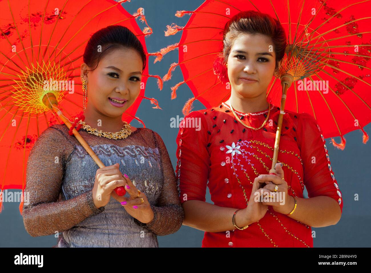 Mujeres con vestimenta tradicional, Yangon (Rangún), Myanmar (Birmania),  Asia Fotografía de stock - Alamy