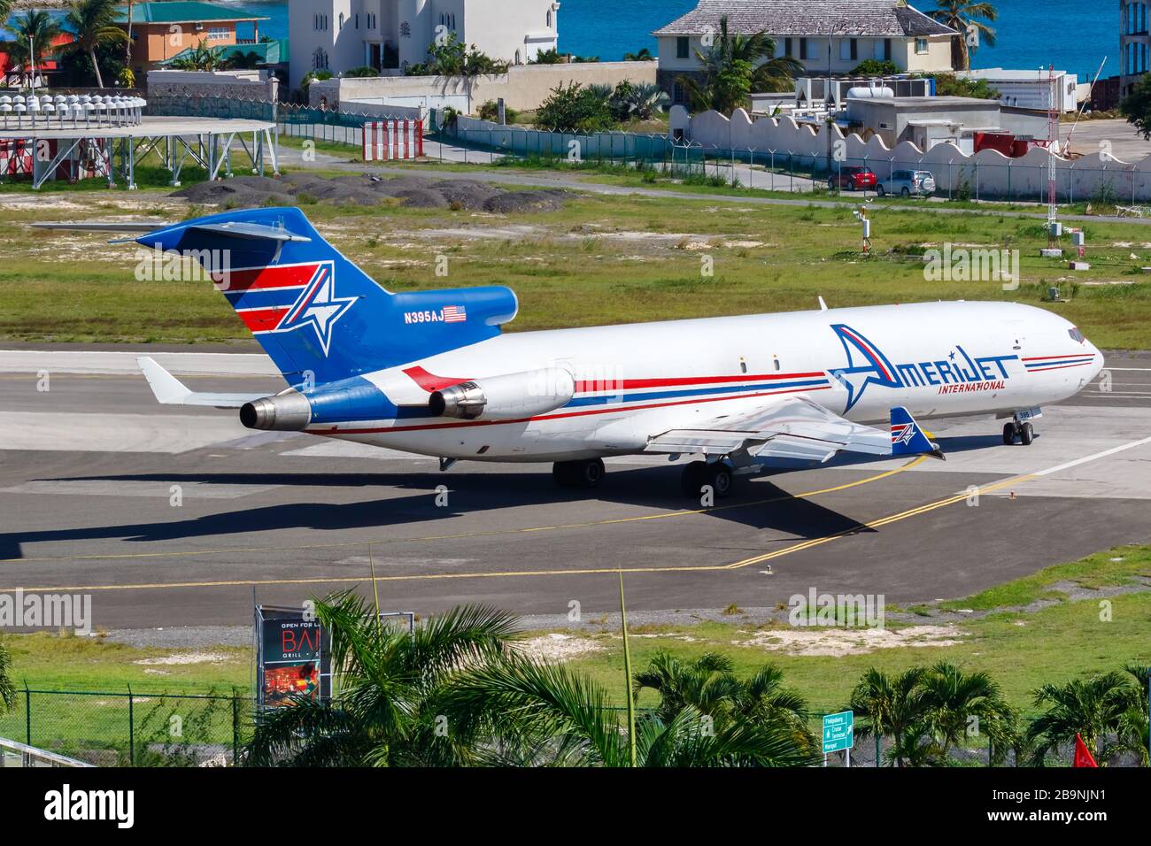 Sint Maarten, Antillas Holandesas – 20 de septiembre de 2016: Avión Amerijet International Boeing 727-200F en el aeropuerto Sint Maarten (SXM) en Holanda Foto de stock