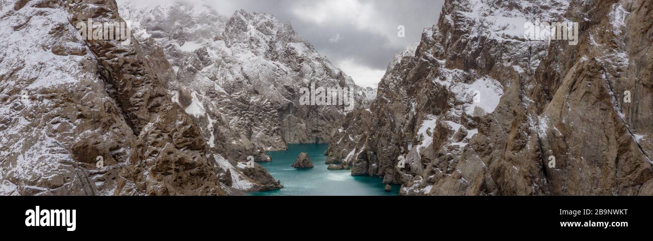 Paisaje aéreo de la primera caída de nieve en el lago Kol Suu. Köl-Suu (kirguís: Көлсуу) es un lago alpino en el distrito AT-Bashi de la provincia de Naryn, en el sudeste Foto de stock