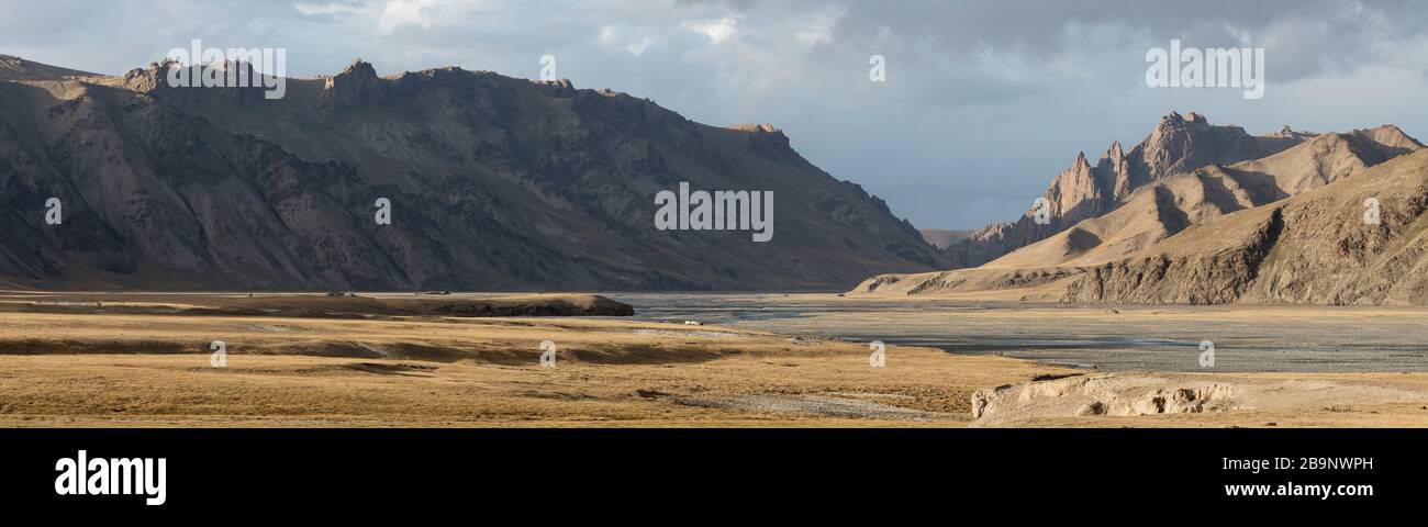 Paisaje del valle de Kurumduk en las montañas Tian Shan, parte del valle AK-Sai a lo largo del río Kurumduk, donde se encuentran los últimos campos de yurta antes de th Foto de stock