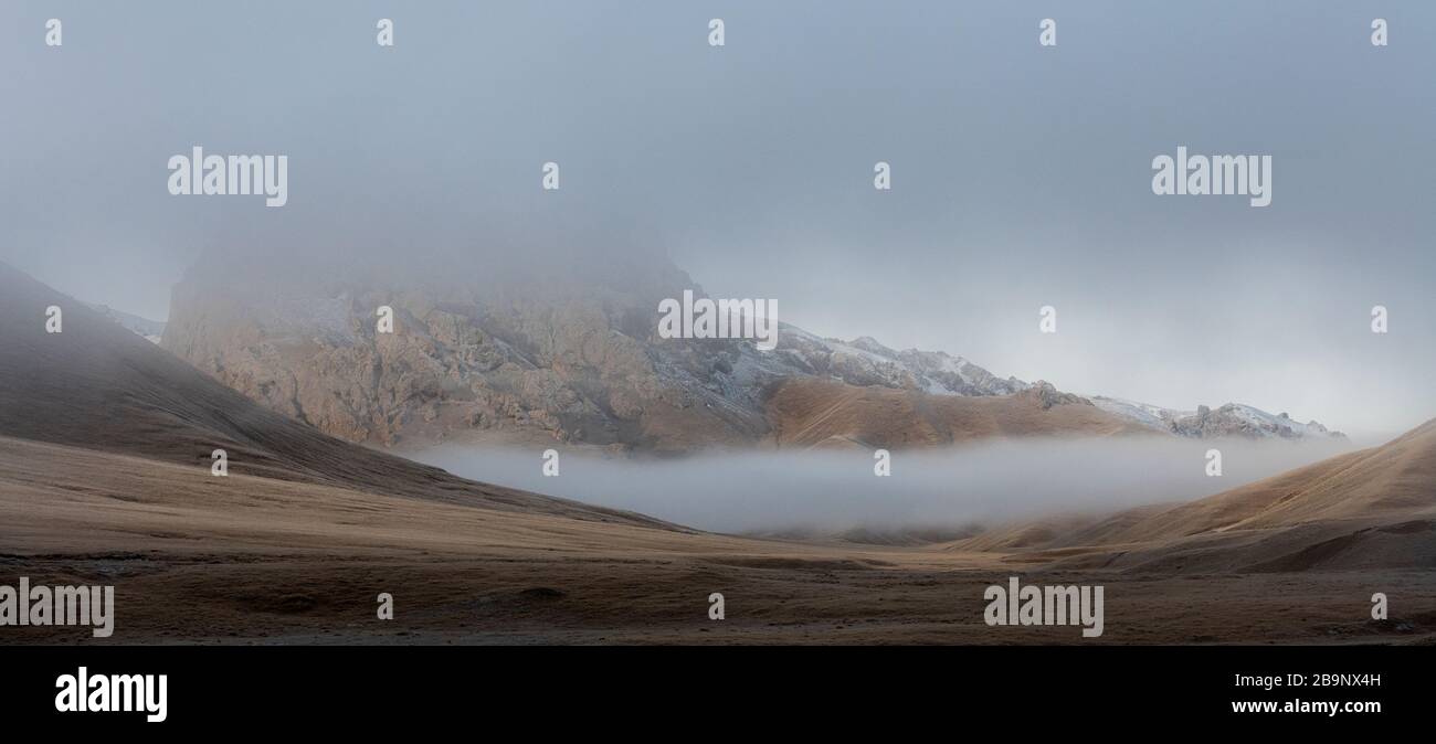 Paisajes de madrugada en el valle de AK-Sai que se dirige al lago Kol Suu en Kirguistán Foto de stock