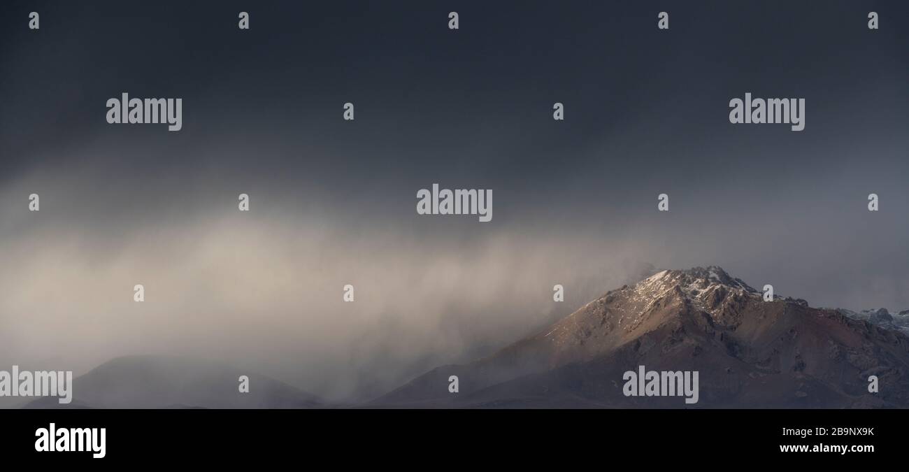 Paisaje de montaña que muestra las típicas montañas Tian Shan alrededor del lago Chatyr Kol en Kirguistán Foto de stock