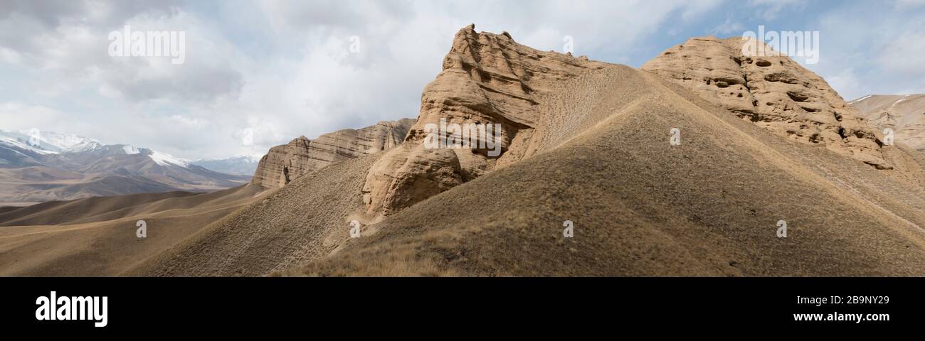 Paisaje panorama de la pared de montaña tipo caedral a lo largo del paso Kulak-Ashu que conecta Baetov y Orto-Sirt con Tash-Rabat en Kirguistán Foto de stock