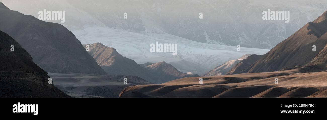 Otoño por la mañana cerca del paisaje invernal a lo largo del paso de Mels-Ashu, también llamado paso de Börülü Ahuu en las montañas Tian Shan de Kirguistán Foto de stock