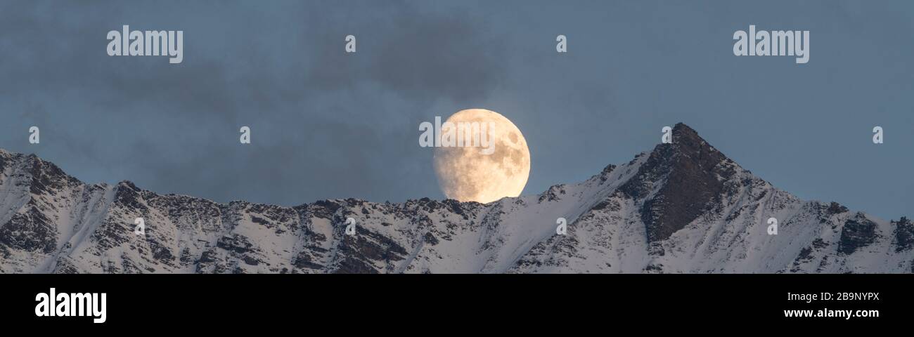 Anoche, antes de que la superluna se elevara sobre las montañas Tian Shan en el sur de Kirguistán Foto de stock