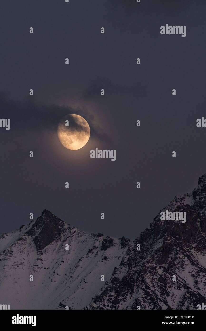 Anoche, antes de que la superluna se elevara sobre las montañas Tian Shan en el sur de Kirguistán Foto de stock