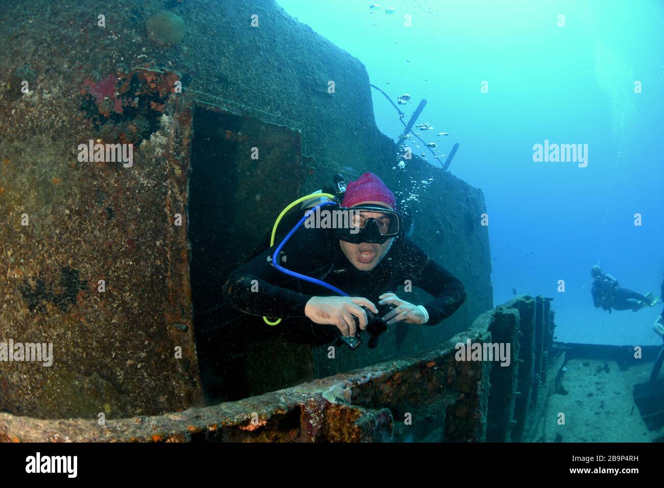 Imágenes submarinas de los buceadores y la vida marina mientras bucean en algunos de los naufragios del barco alrededor de San Martín, Caribe Foto de stock