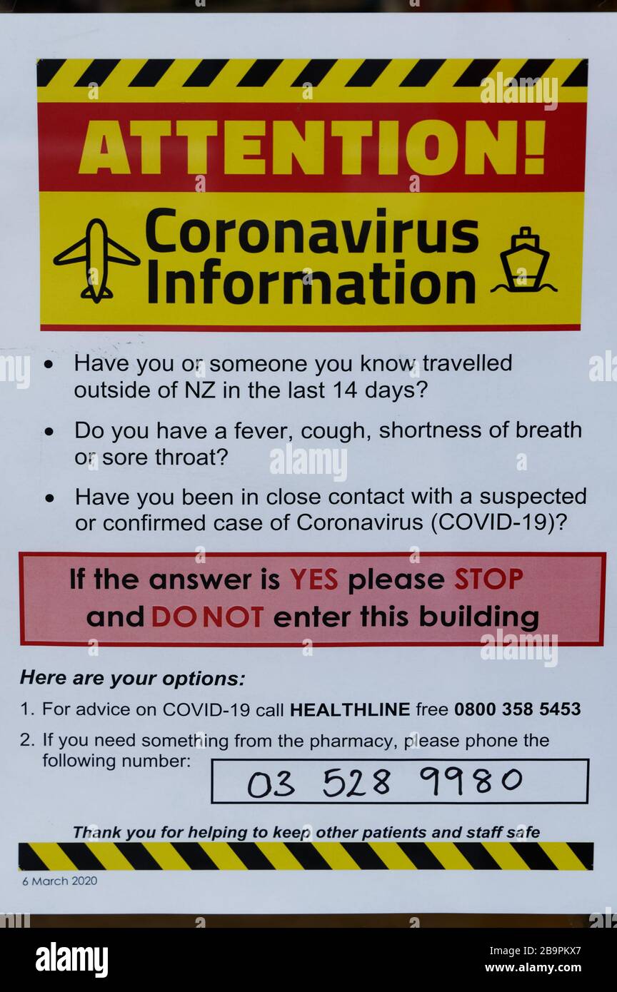 Motueka High Street, South Island, Nueva Zelanda, marzo de 25 2020: Firme en una tienda en respuesta a la pandemia de Covid 19 que describe los síntomas del virus. Foto de stock