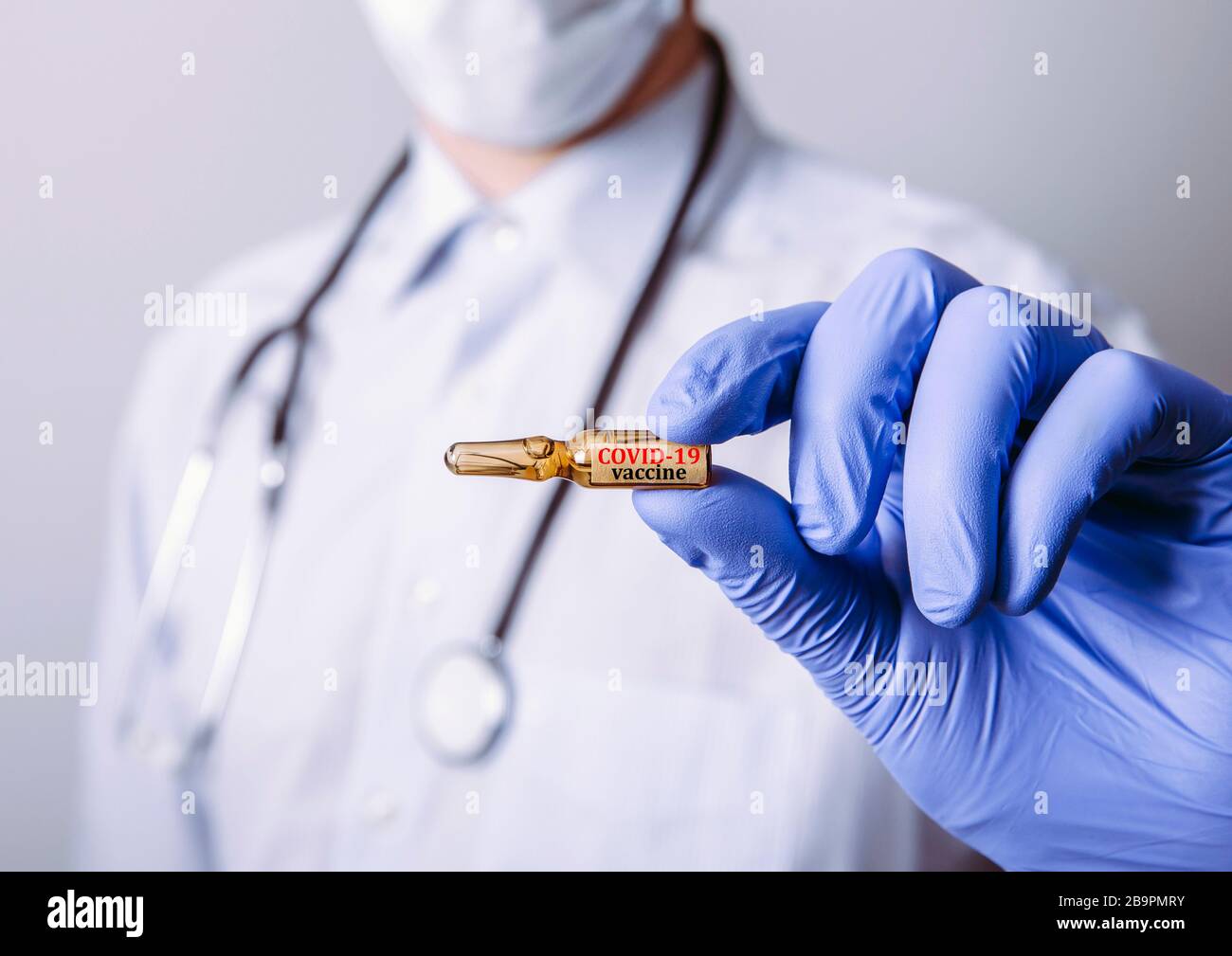 Imagen conceptual del médico que mantiene la dosis con la cura de la vacuna COVID-19. Foto de stock