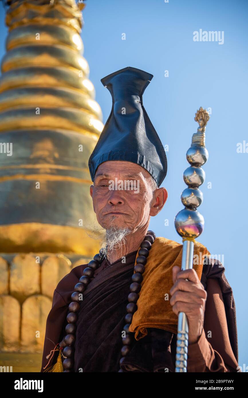 Un monje budista se encuentra en una profunda oración meditativa en la Pagoda Thiri-Mingalar Taung Kwe, un hito religioso de 380 pies de altura en el estado de Kayah, Myanmar Foto de stock