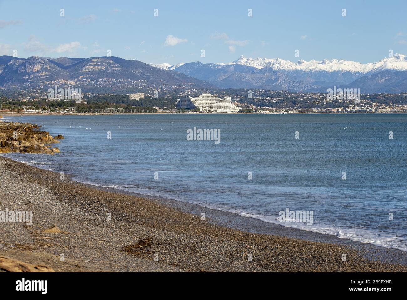 La Baie des Anges (la Bahía de los Ángeles) en Antibes, en el sur de Francia Fotografía de stock La Baie des Anges (la Bahía de los Ángeles) en Antibes, en el sur de Francia Fotografía de stock