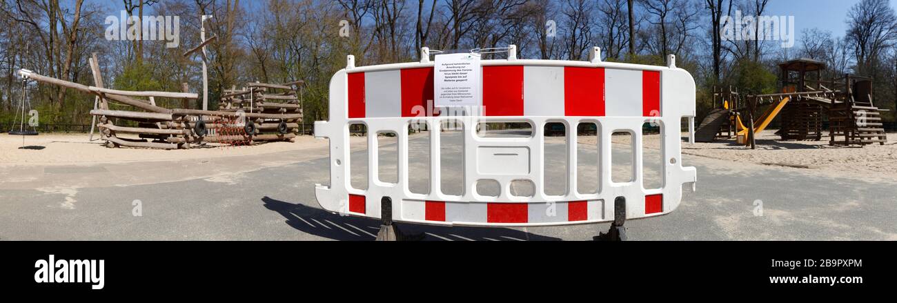 Patio de recreo, barrera, señal de patio cerrado debido al virus de la corona, prohibido entrar, Alemania, Europa Foto de stock