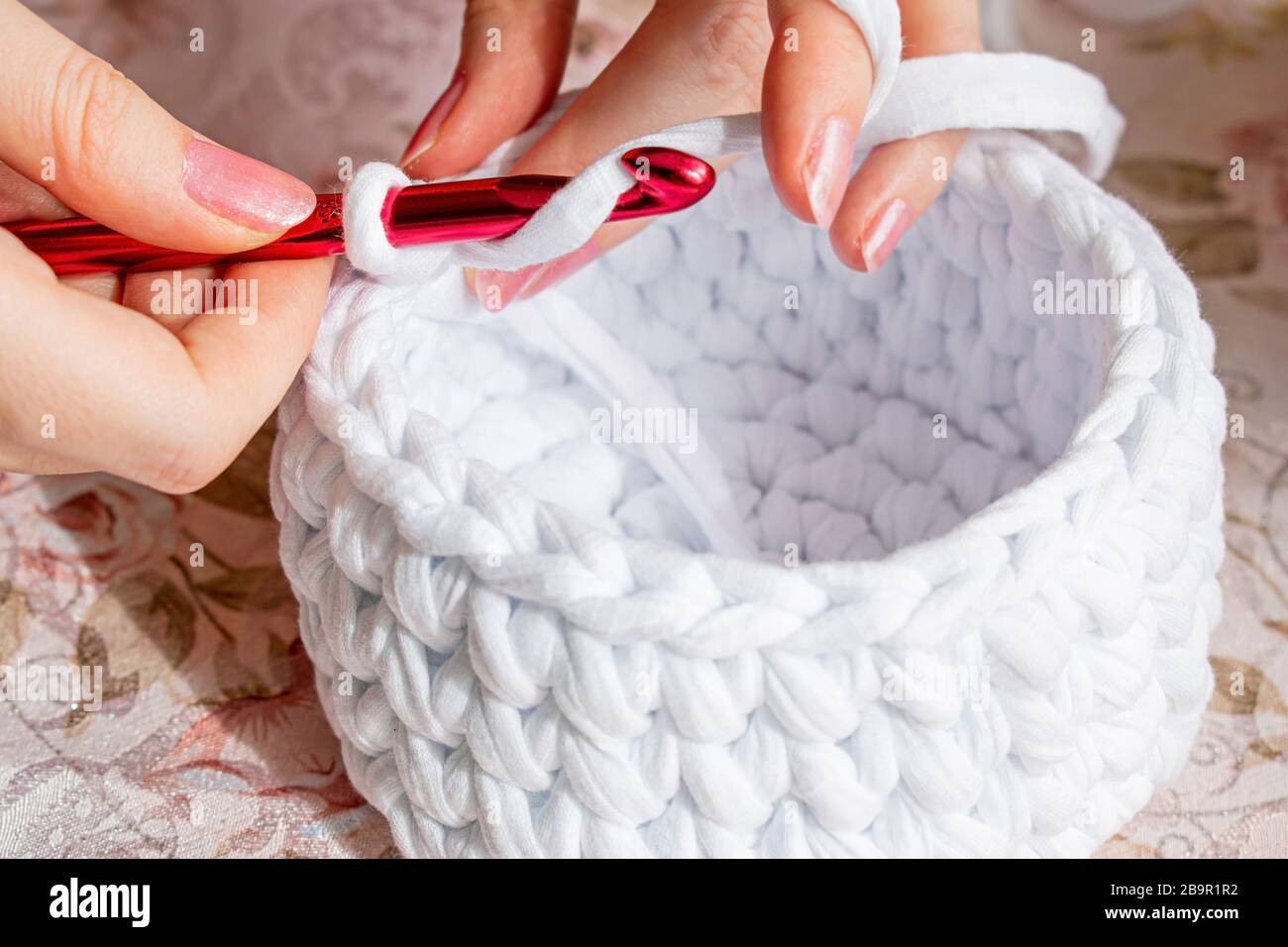 Mujer joven al crocheting, cerca. Foto de stock