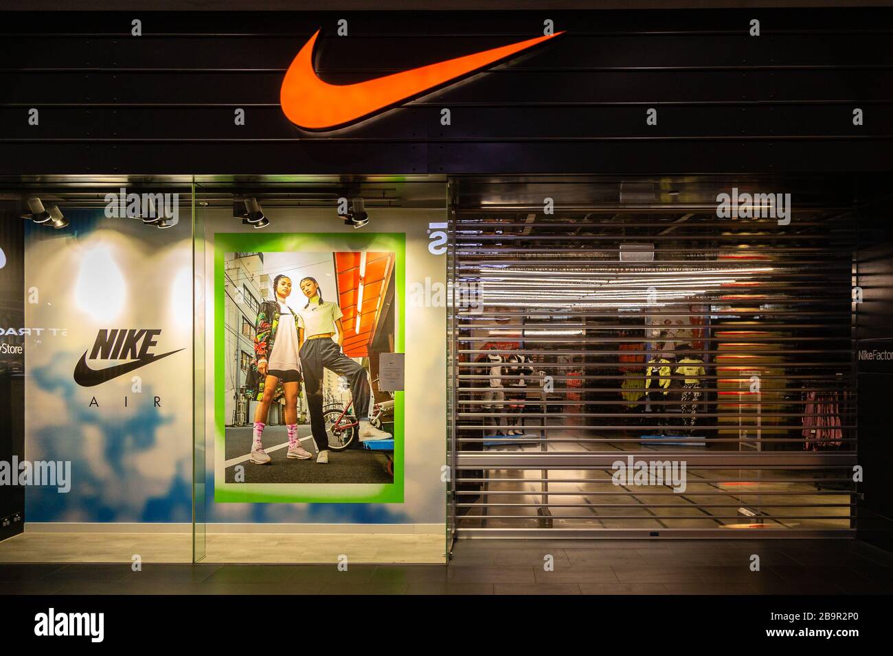Melbourne, Australia, 25 de de 2020. Las tiendas Nike eligen cerrar sus puertas COVID-19 Pandemic llega a Melbourne, Australia. Crédito: Dave Hewison/Alamy Live News Fotografía de stock - Alamy