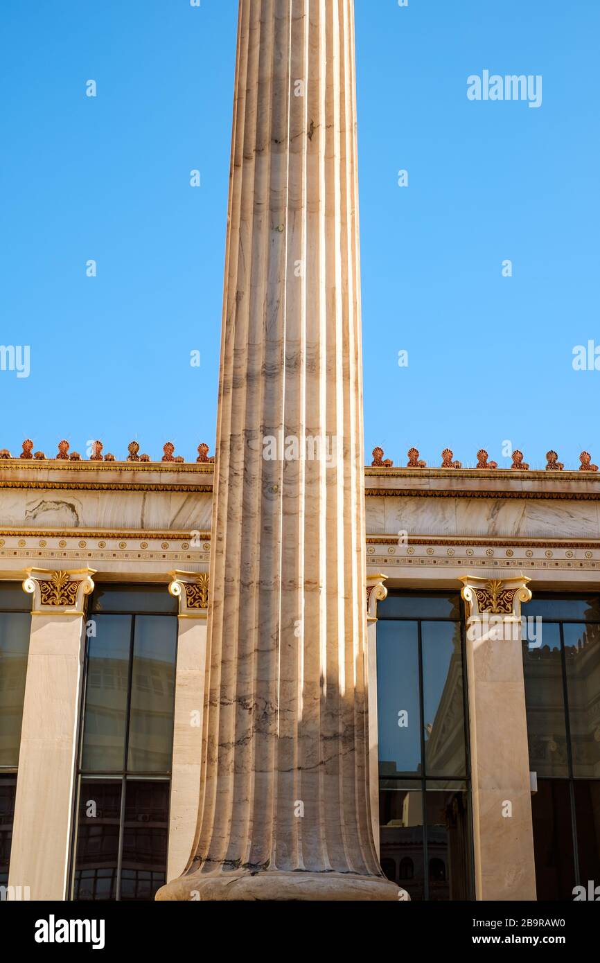 Atenas, Grecia - 18 de febrero de 2020. Biblioteca Nacional de Grecia edificio en el día soleado Foto de stock