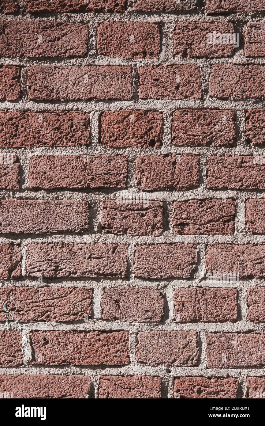 Vertical Red Brick Wall áspero superficie textura Fondo Foto de stock