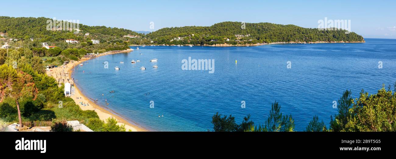 Isla de Skiathos playa Grecia panorámica paisaje Mediterráneo viaje por el mar Foto de stock