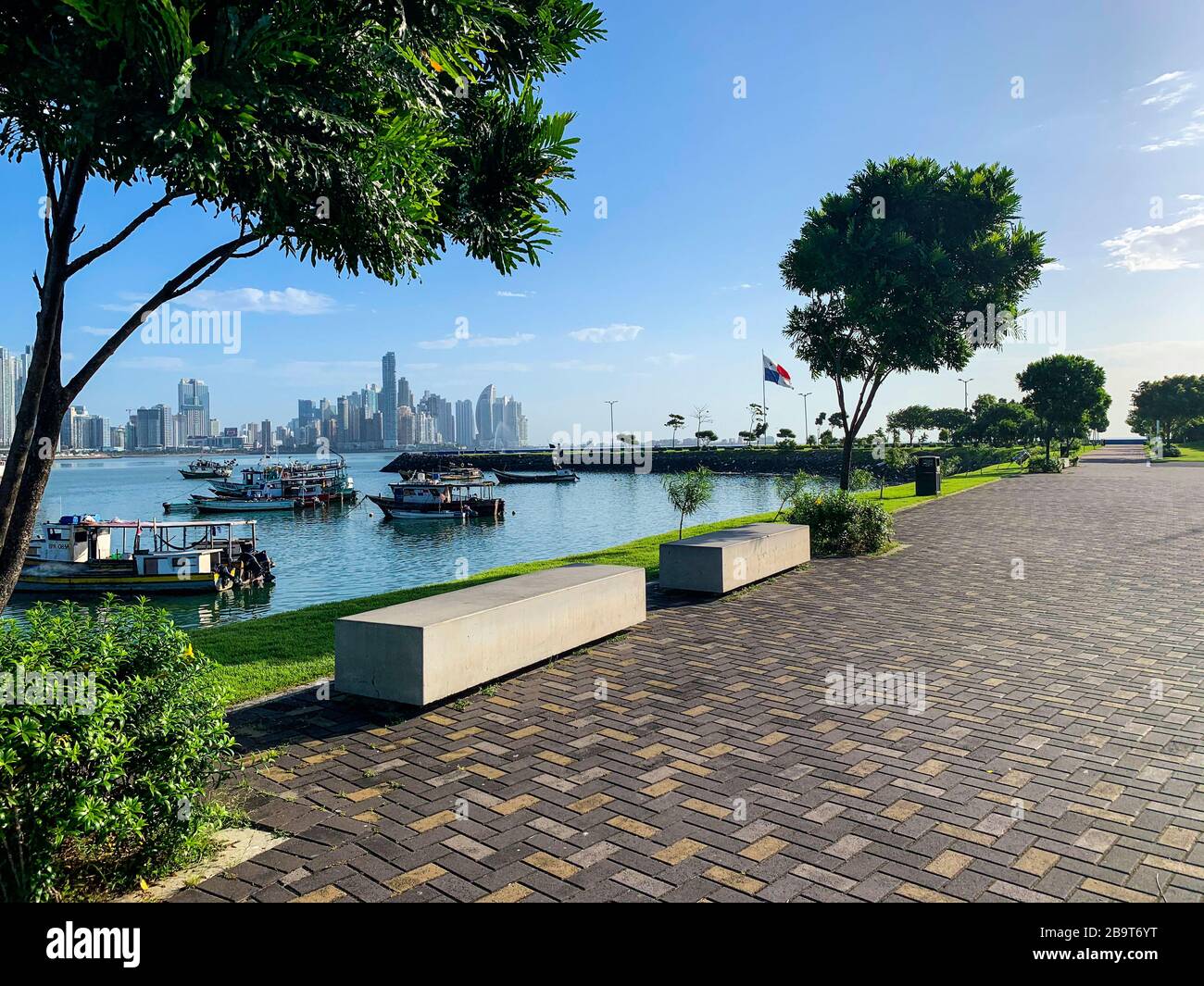 Panamá, América Central / 01-13-2020 / Barcos de pesca y el horizonte de la ciudad de Panamá en el fondo Foto de stock