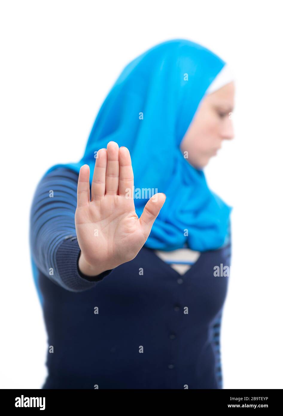 Primer plano retrato de una joven musulmana seria que muestra un gesto de rechazo con la palma aislada sobre fondo blanco Foto de stock