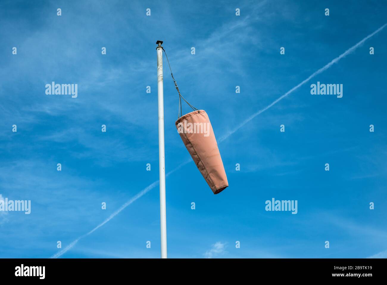 Calcetín de viento con pista de vapor Foto de stock