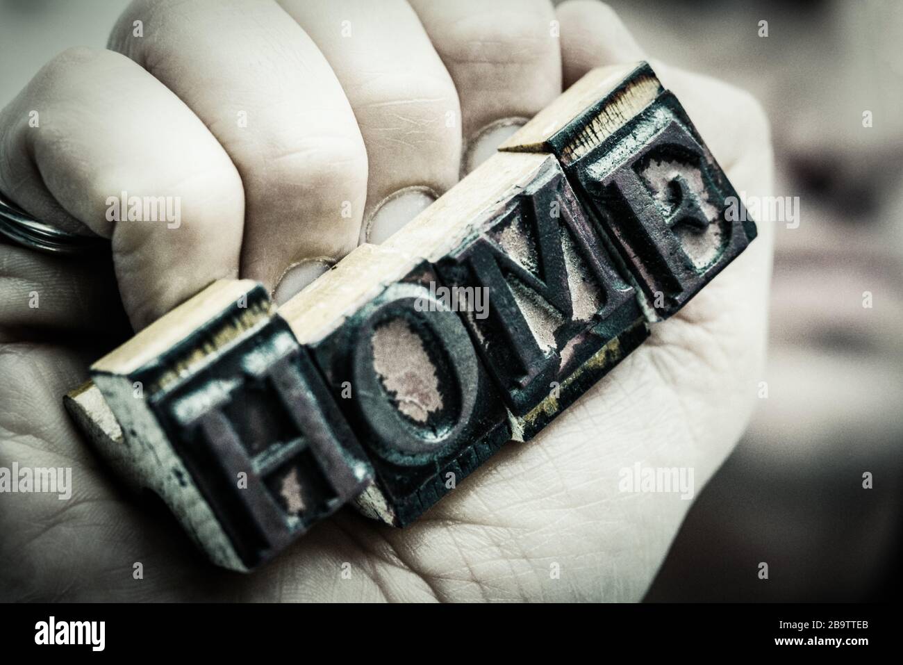 Sello de goma con 'HOME' en la mano Foto de stock