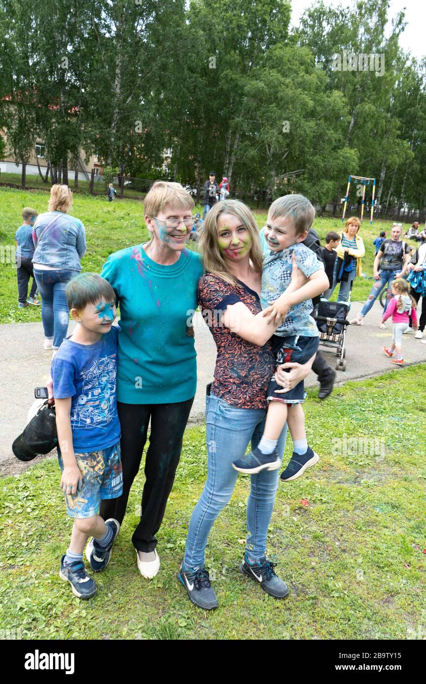 Región de Chelyabinsk, Rusia - JULIO de 2019. Abuela y madre con hijos en el festival de colores. Vacaciones en la provincia con la participación Foto de stock