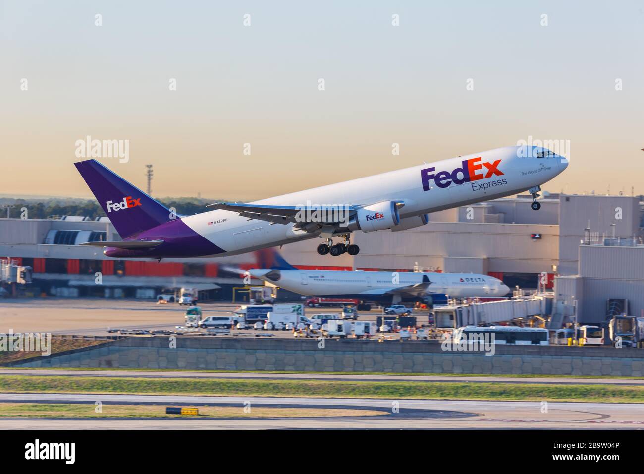 Atlanta, Georgia – 3 de abril de 2019: Avión FedEx Express Boeing 767-300F en el aeropuerto de Atlanta (ATL) en Georgia. Boeing es un fabricante americano de aviones Foto de stock