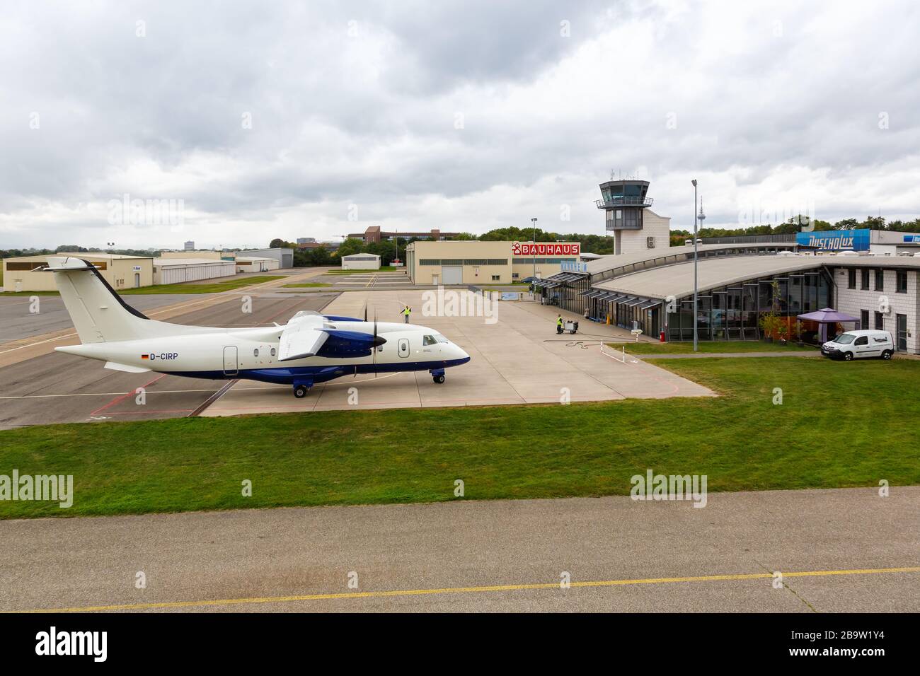 Mannheim, Alemania – 9 de septiembre de 2017: Avión Dornier 328 de MHS Aviation en el aeropuerto de Mannheim (MHG) en Alemania. Foto de stock