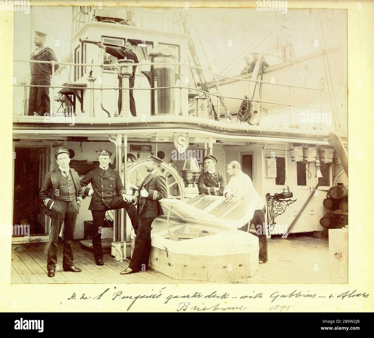 'Inglés: Fotografía que muestra el quarterdeck del buque de inspección HMS Penguin, con el teniente G.W. Gubbins y otros. Brisbane.; 1895; Universidad de Queensland. Colección de fotografías Hume. http://www.library.uq.edu.au/fryer/hume/web/779.html; no declarado; ' Foto de stock