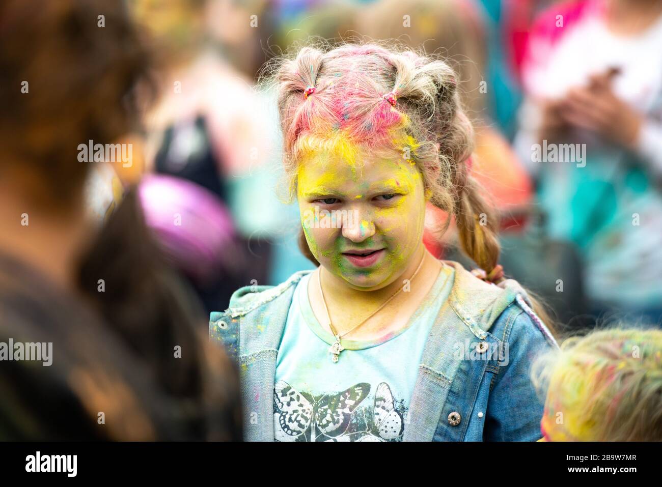Región de Chelyabinsk, Rusia - julio de 2019. Los niños de las diferentes nacionalidades son amigos en el festival de colores. Vacaciones en la provincia con el Foto de stock