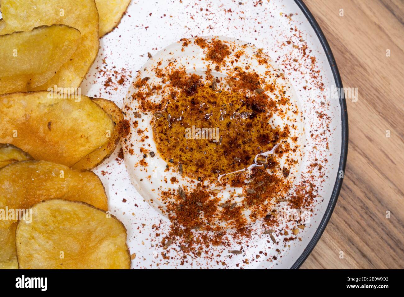 Taramosalata con baharat mezcla de especias y crujientes de Oriente Medio Foto de stock