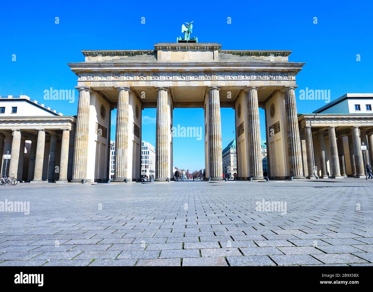 La Puerta de Brandeburgo en Berlín, normalmente un punto de interés  turístico y de gran importancia, está en su mayoría desierta durante el  cierre de Coronavirus en Alemania Fotografía de stock -
