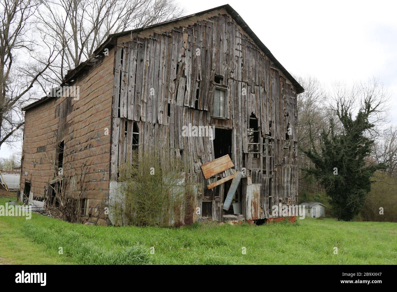 un granero de granja viejo que se está desmoronando y abandonado Foto de stock