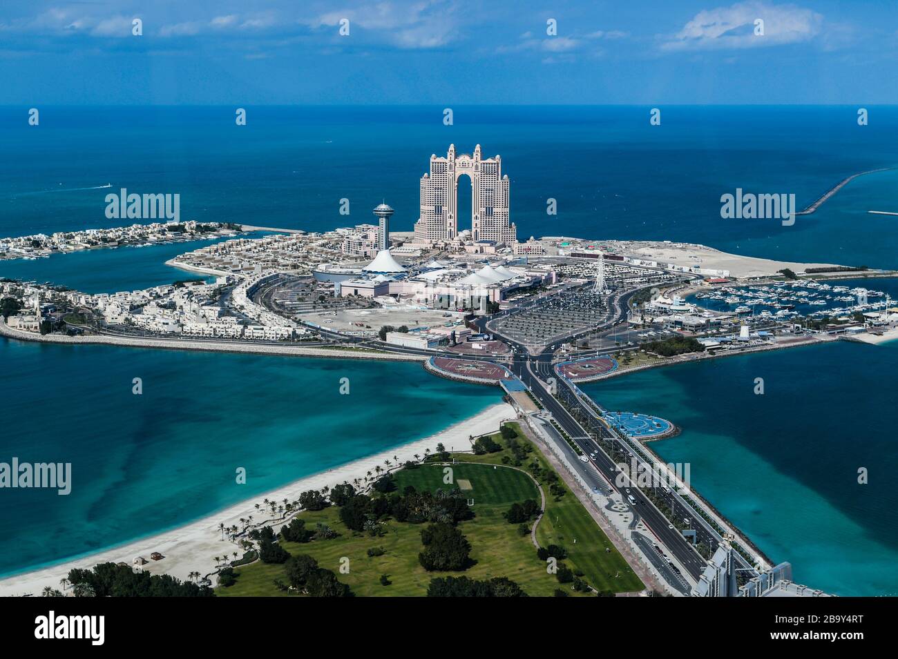 Emiratos Árabes Unidos. Abu Dhabi. Vista de la isla al Kasir, el centro comercial Marina Mall y el hotel Fairmont Foto de stock