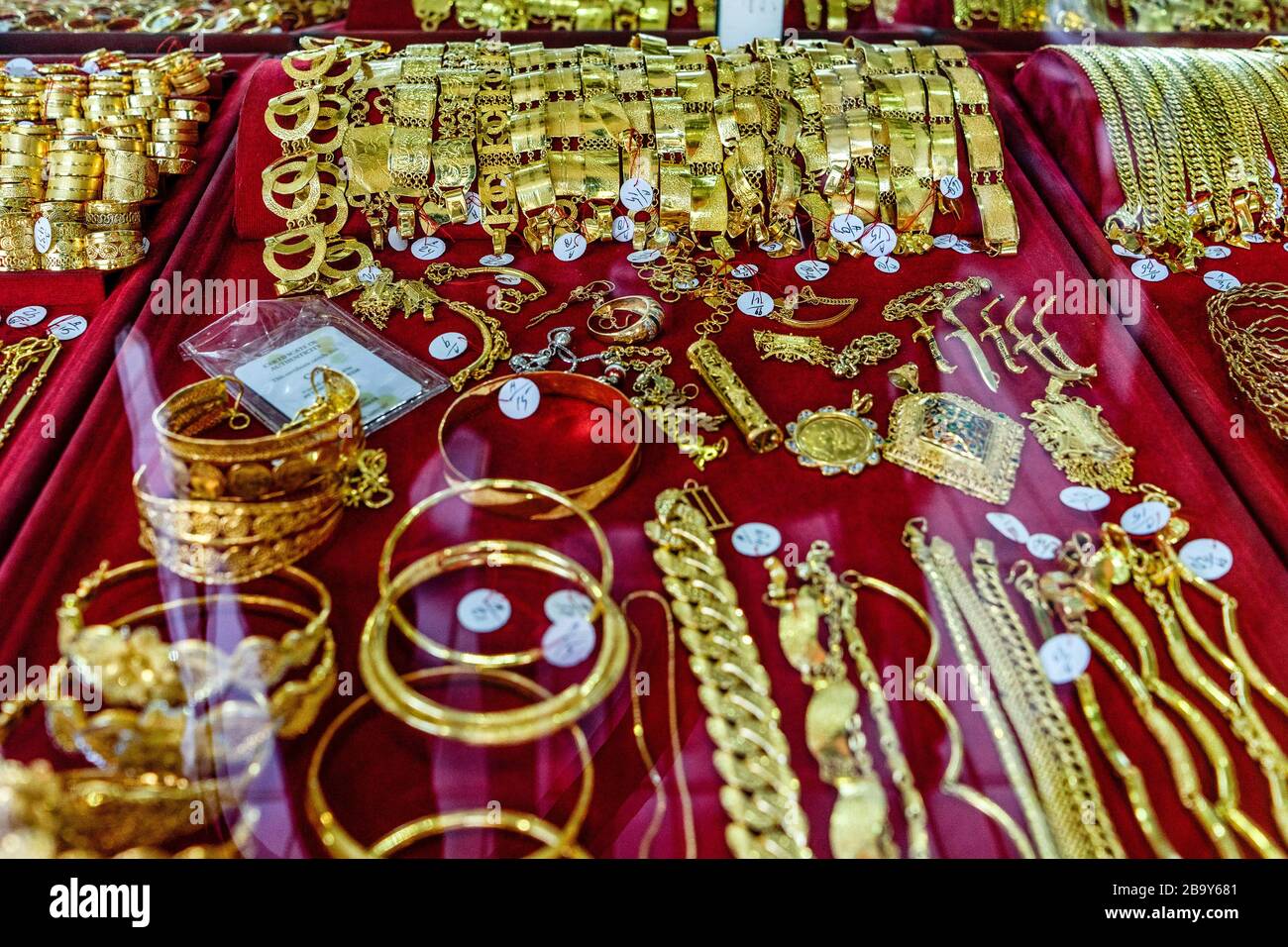 Varios modelos de joyas de oro se muestran en una tienda de oro en el  centro comercial de Lhokseumawe, provincia de Aceh. El precio de las barras  de oro ha aumentado a