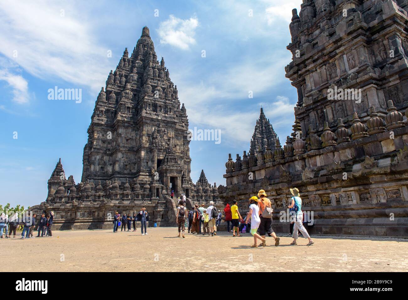 Yogyakarta, Java, Indonesia: 15 de noviembre de 2017: Touist en el templo de Borobudur durante el día, Yogyakarta, Java, Indonesia. Foto de stock