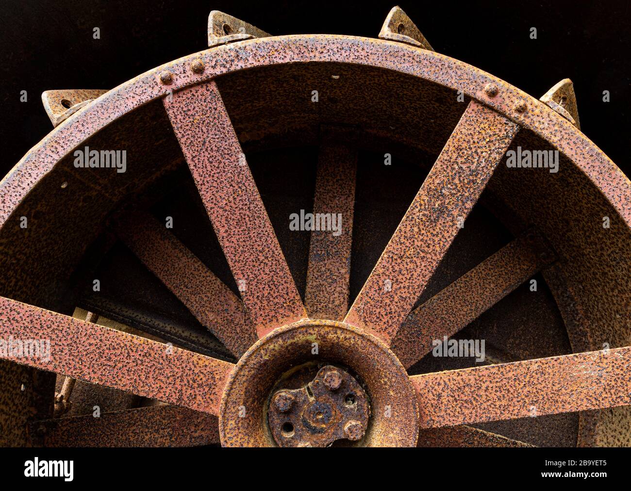 Rueda de acero oxidado de tractores antiguos y abandonados, que data de  principios del siglo XX Fotografía de stock - Alamy