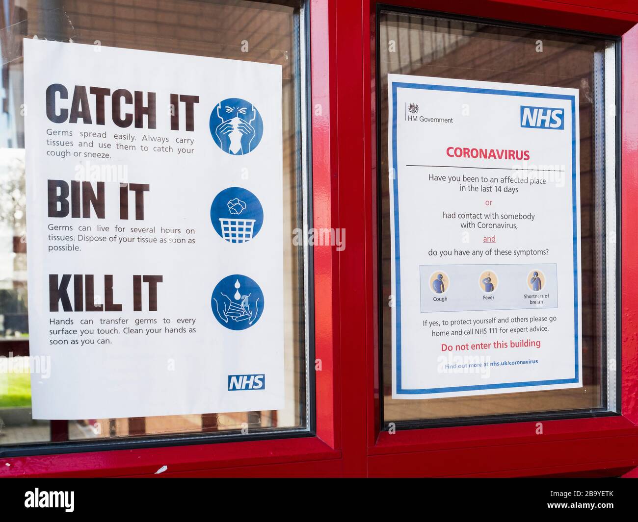 Signos en una cirugía médica británica advertencia de corvid-19 durante la pandemia de 2020. Foto de stock