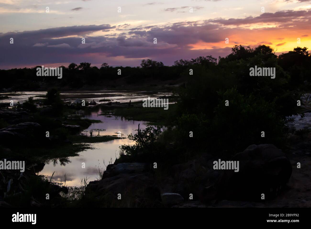 Puesta de sol sobre el río Olifants en el Parque Nacional Kruger Foto de stock