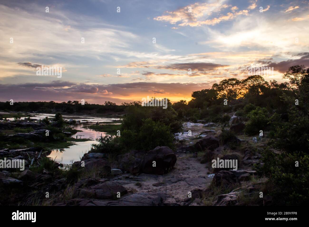 Puesta de sol sobre el río Olifants en el Parque Nacional Kruger Foto de stock