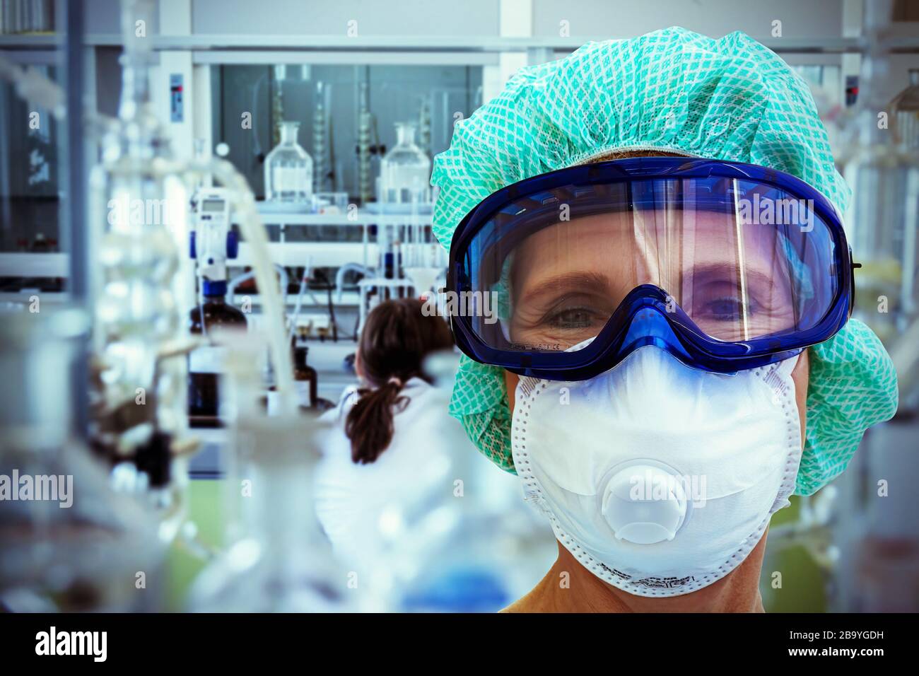 Doctor en ropa protectora en un laboratorio Foto de stock
