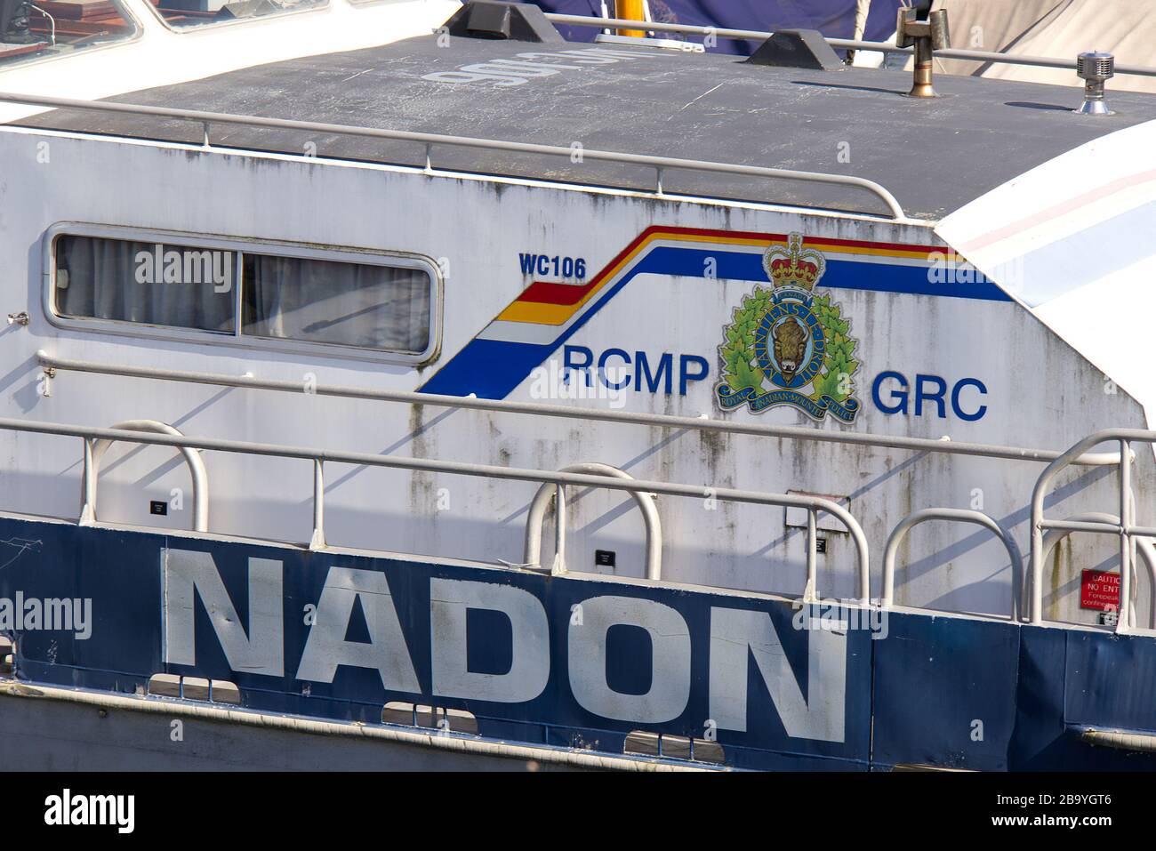 Vancouver, Canadá - 29 de febrero de 2020: Vista de cerca del barco de la Real Policía montada Canadiense (RCMP) en el puerto Heritage en Kitsilano Foto de stock