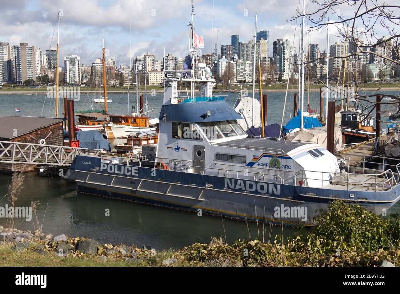 Vancouver, Canadá - 29 de febrero de 2020: Barco de la Real Policía montada Canadiense (RCMP) en el puerto Heritage con paisaje urbano en el fondo Foto de stock
