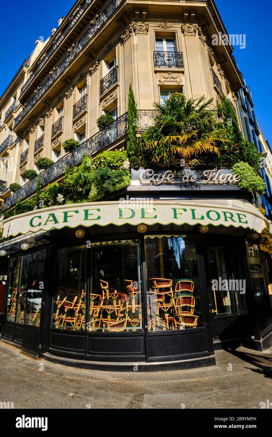 Francia, París, Café de Flore en el Boulevard Saint Germain durante la contención de Covid 19 Foto de stock