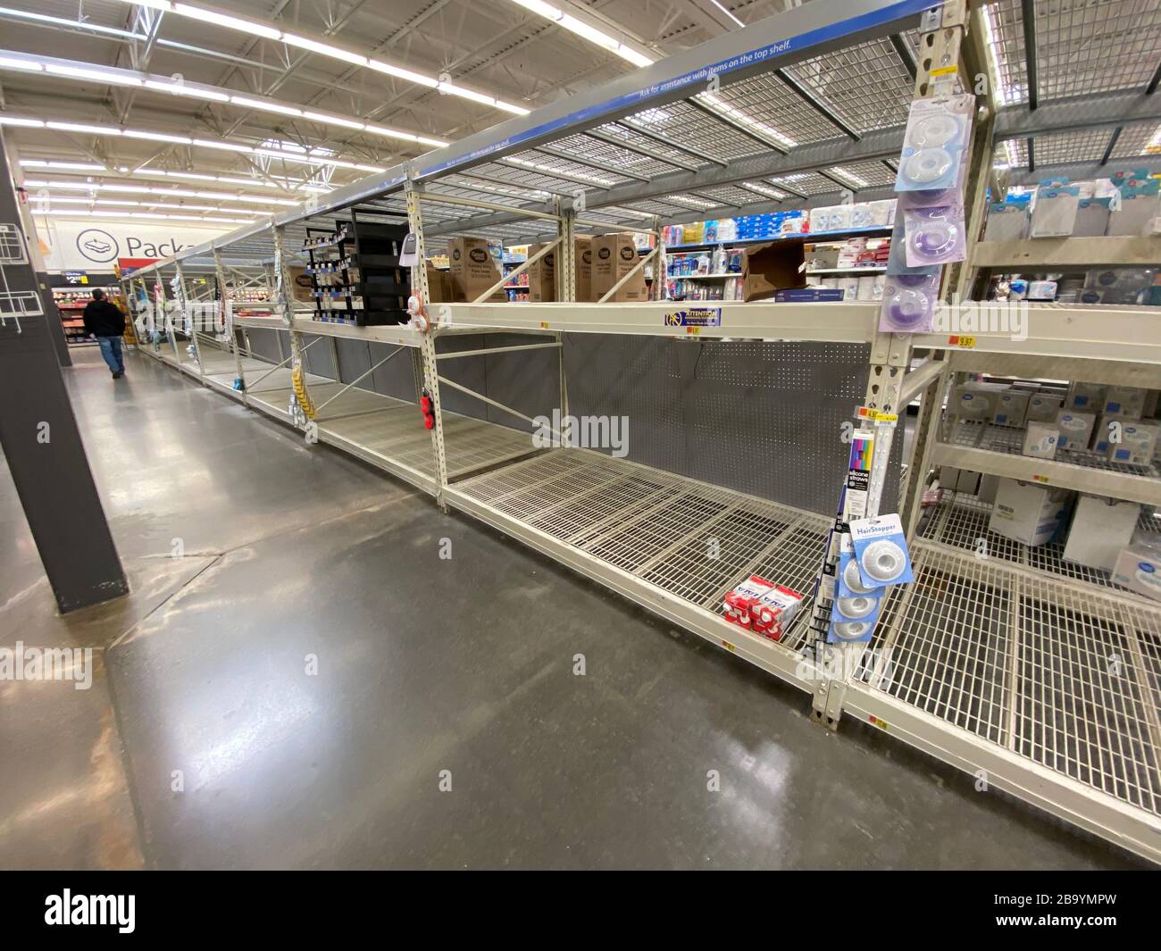Estantes vacíos en Walmart Foto de stock