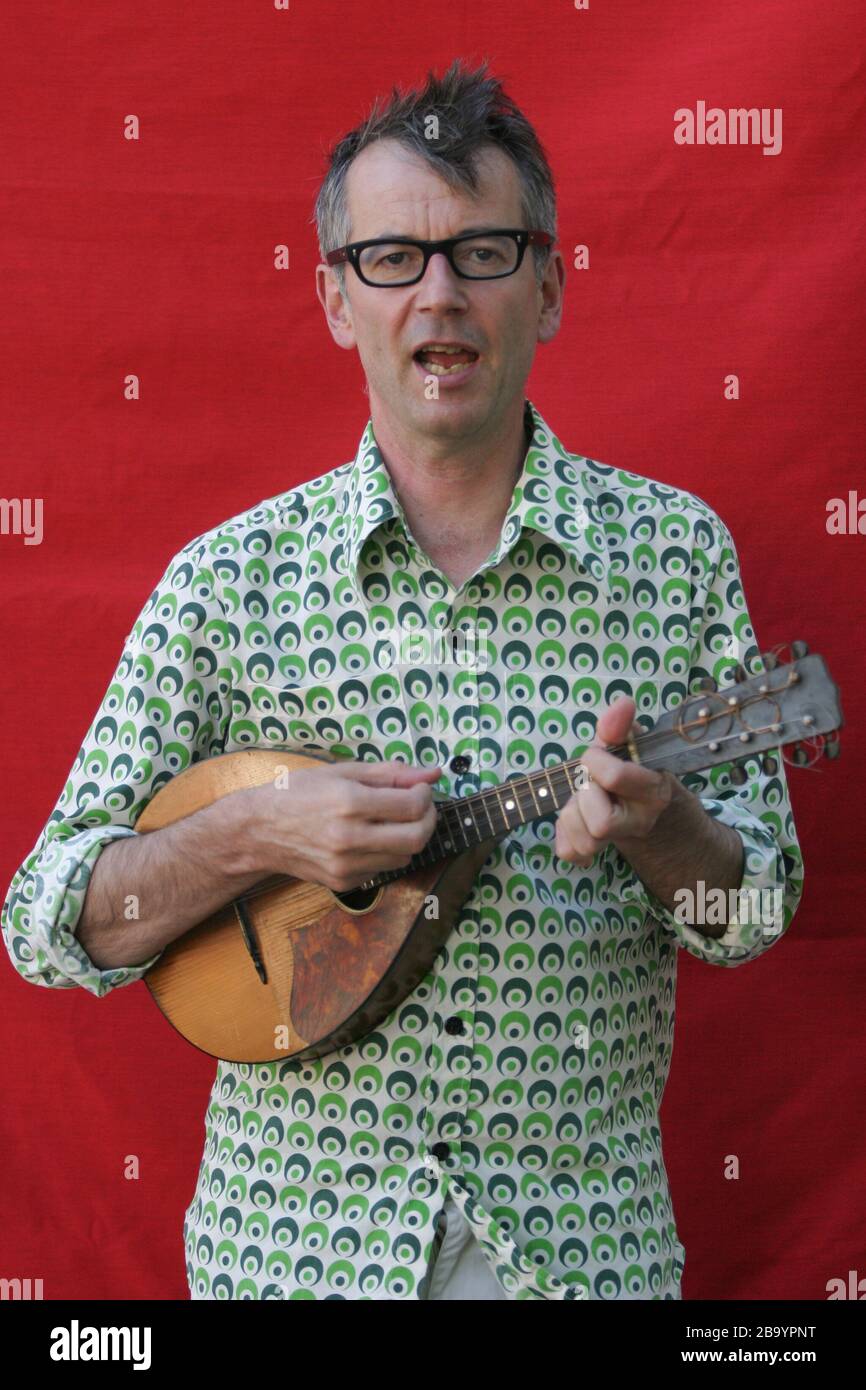 JOHN HEGLEY, escritor, comediante e intérprete, en el Festival Internacional del Libro de Edimburgo, Edimburgo, Escocia, agosto de 2003. Foto de stock