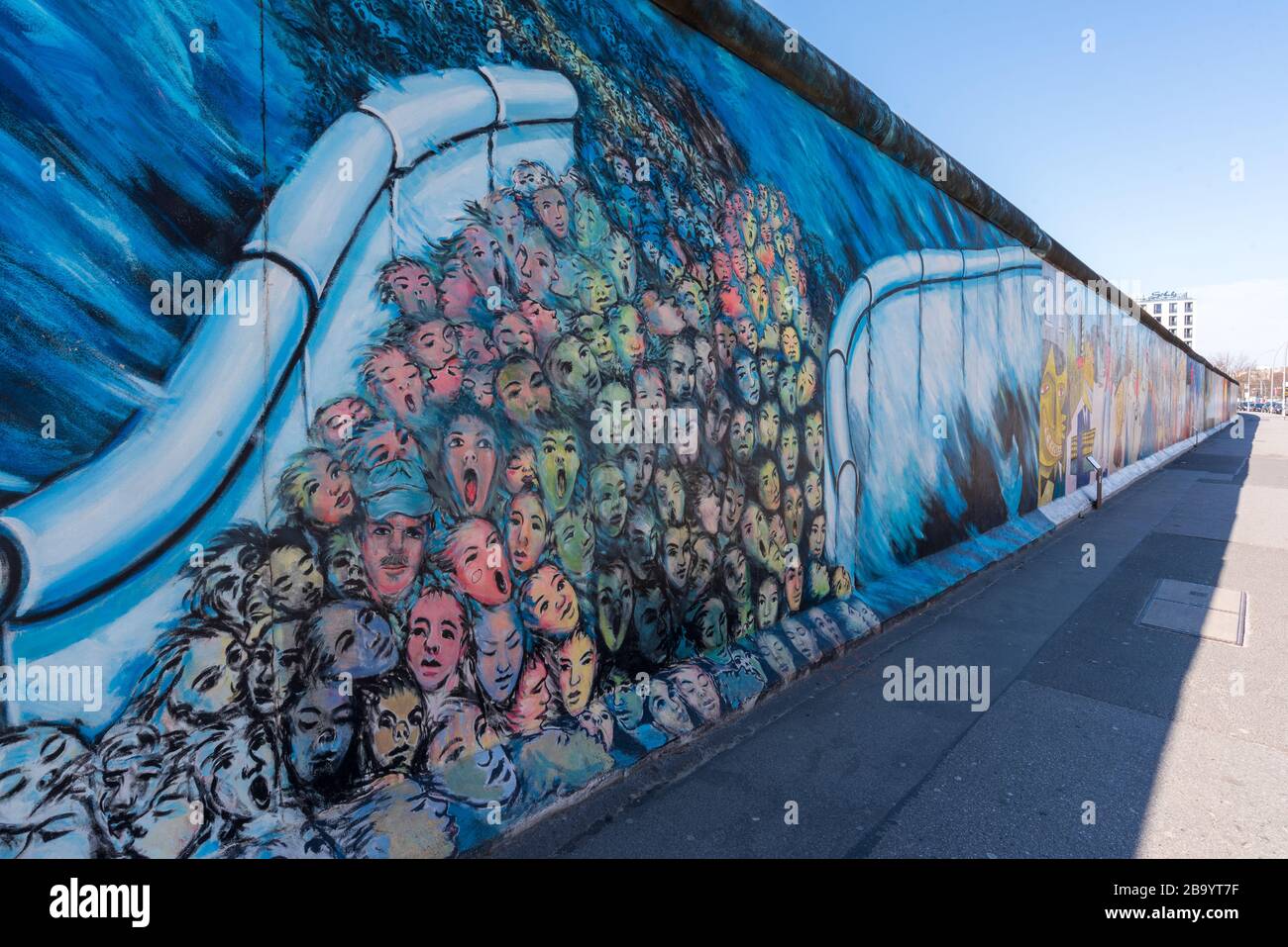 La East Side Gallery, un tramo intacto del Muro de Berlín que suele estar lleno de turistas, está desierta debido al bloqueo del virus de la corona Foto de stock